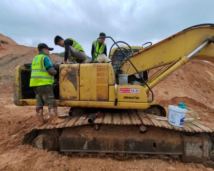 清远佛冈小松200-6大机头开云(中国)现场