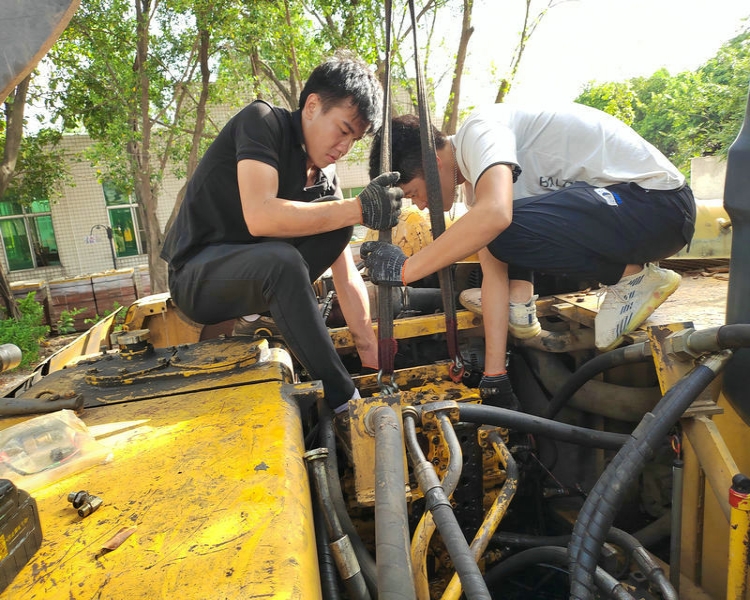广东小松挖掘机开云(中国)中心/小松挖掘机开云(中国)售后