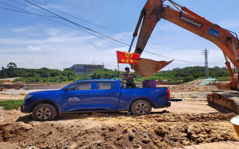 广州萝岗小松200-8挖掘机开云(中国)现场