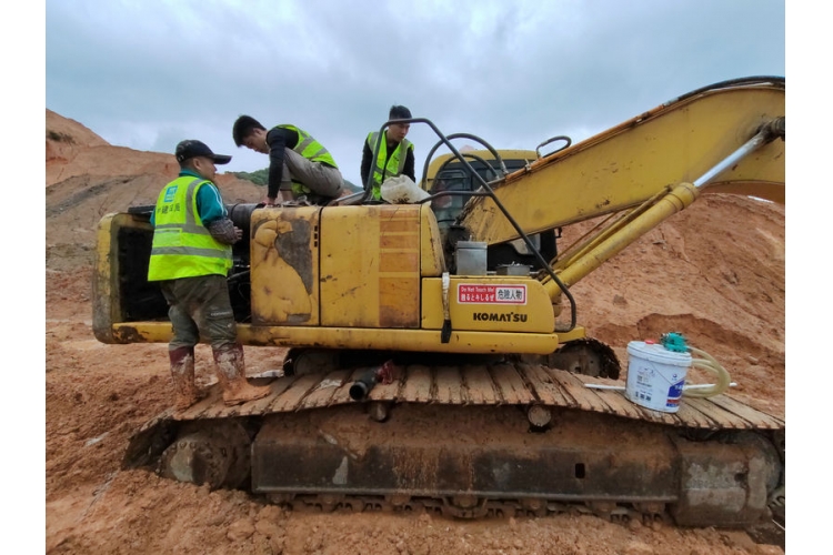 Komatsu 200-6 excavator repair site